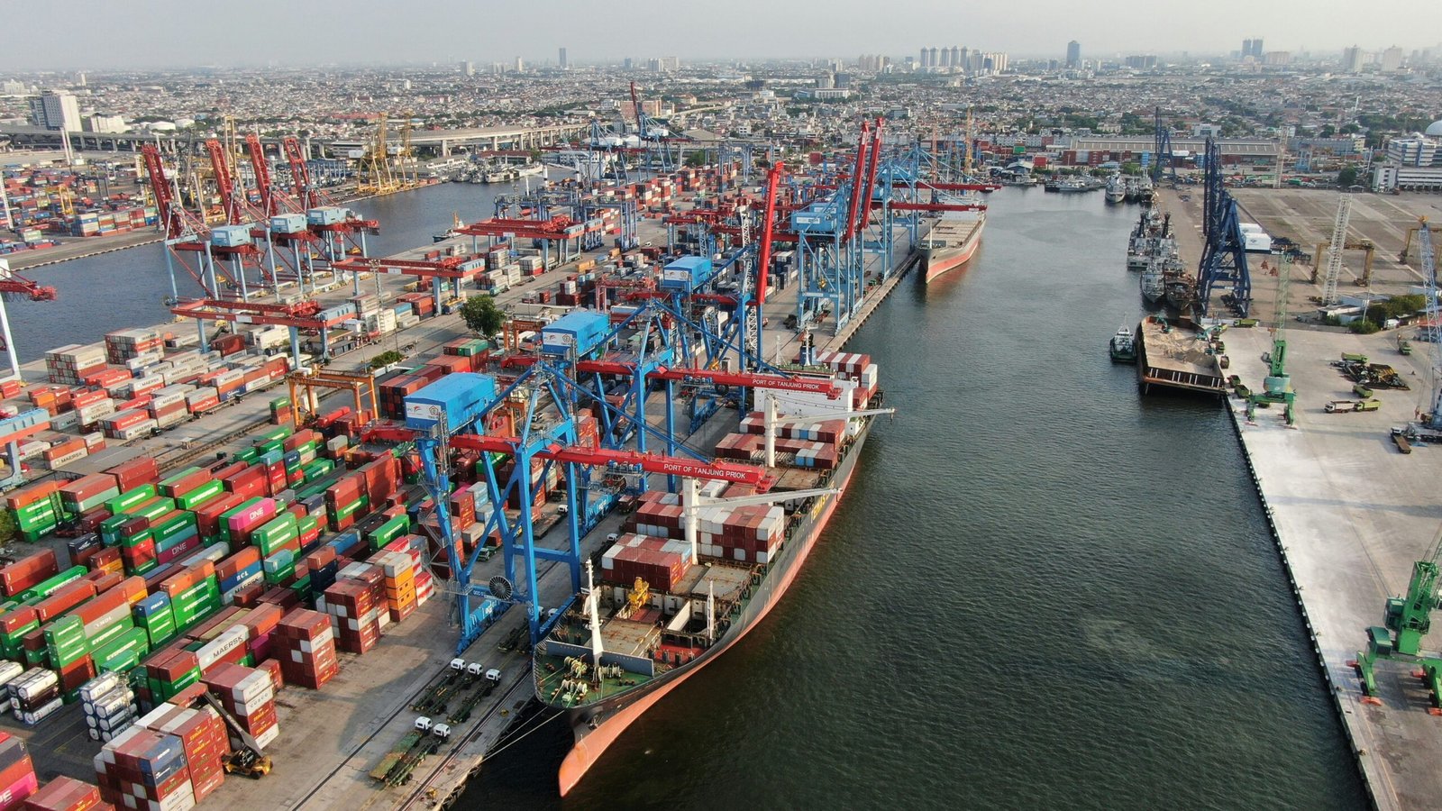 International cargo port